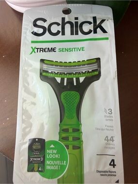 chic Schick Xtreme Sensitive Disposable Razors - White with Green Accents